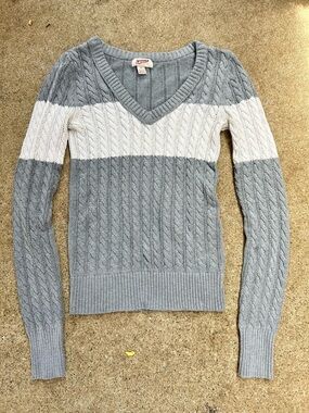 Arizona Jean Company Gray & White Cable Knit V-Neck Sweater